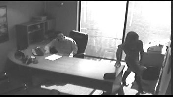 Reproduzir Foda-se com uma vassoura sabe que é filmado fazendo sexo com o chefe dela