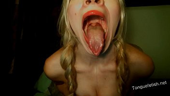 Jouer La femme est une mauvaise nesexy et elle fait des exercices de bouche pour vous