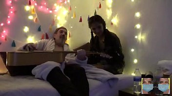 Afspelen Hij zingt een beetje en heeft dan seks met zijn sexy vriendin