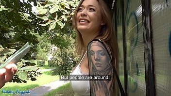 Riproduci Sesso pubblico con una ragazza di 23 anni tatuata sulla figa