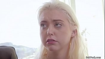 Jouer L'adolescent russe a des relations sexuelles en mer sur le sable avec un gros homme