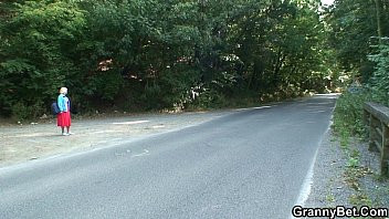 Jouer La femme mature de 50 ans est accueillie sur la route par un mec qui l'appelle dans la voiture pour la baiser dans la chatte, paresseuse et poilue