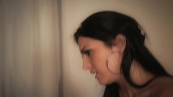Jouer La fille aimerait avoir des relations sexuelles dans le noir parce qu'elle l'aime plus