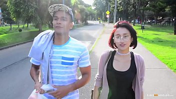 Reproduzir Essa mulher tem um parceiro e vai para o hotel com ele por xnxx