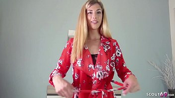 Riproduci La ragazza sotto il vestito rosso ha le mutandine perizoma