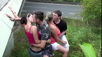 Reproduzir Duas cadelas depois do cinto são fodidas no carro por dois homens