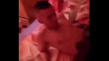 تشغيل فتاة تمارس الجنس مع رجلين يرضيها بأفلام xnxx الرومانية